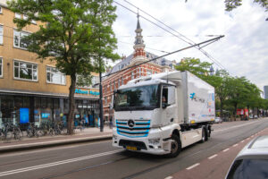 Mercedes-Benz eActros elektrifiziert Rotterdam und Den Haag bei Logistikdienstleister Simon Loos. Mercedes-Benz eActros electrifies Rotterdam and The Hague with logistics service provider Simon Loos.